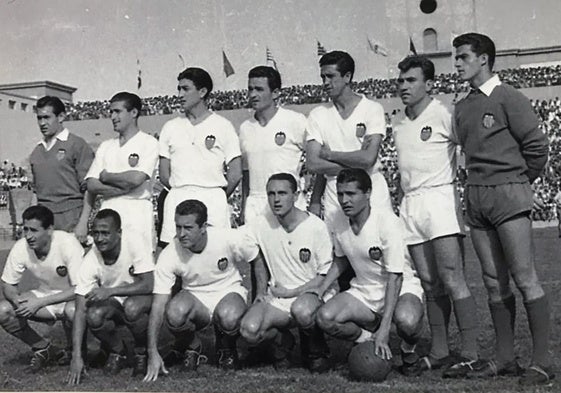 Alineación del Valencia que venció por primera vez a la UD Las Palmas en partido de Liga en el estadio Insular. El marcador del encuentro que correspondía a la temporada 58-59 fue de 2-4. De pie: Goyo, Mestre, Quincoces II, Sócrates, Sendra, Piquer y Pesudo. Agachados: Fuertes, Walter, Machado, Tercero y Seguí.