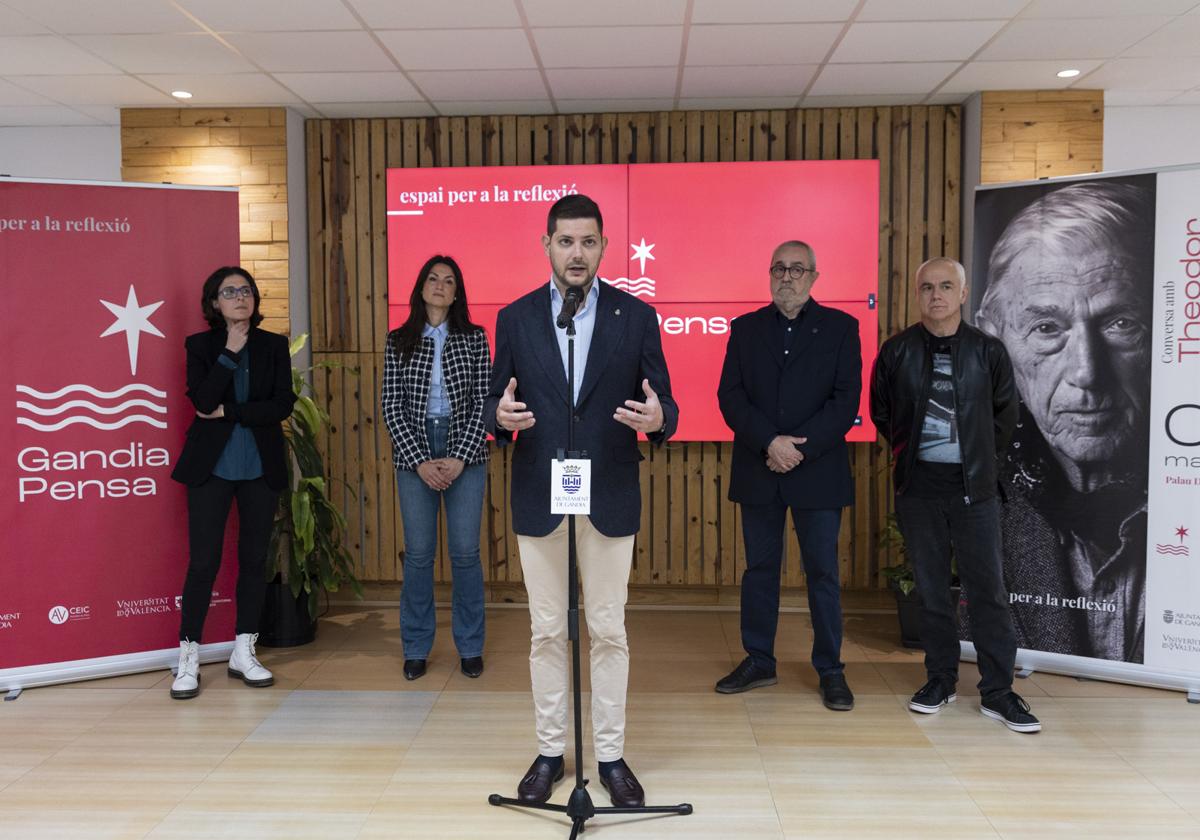 El filósofo Teodor Kalifatides inaugurará el espacio de pensamiento crítico 'Gandia Pensa'