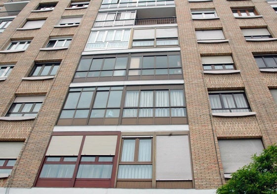Un edificio de Valencia con varias terrazas cerradas, imagen de archivo.