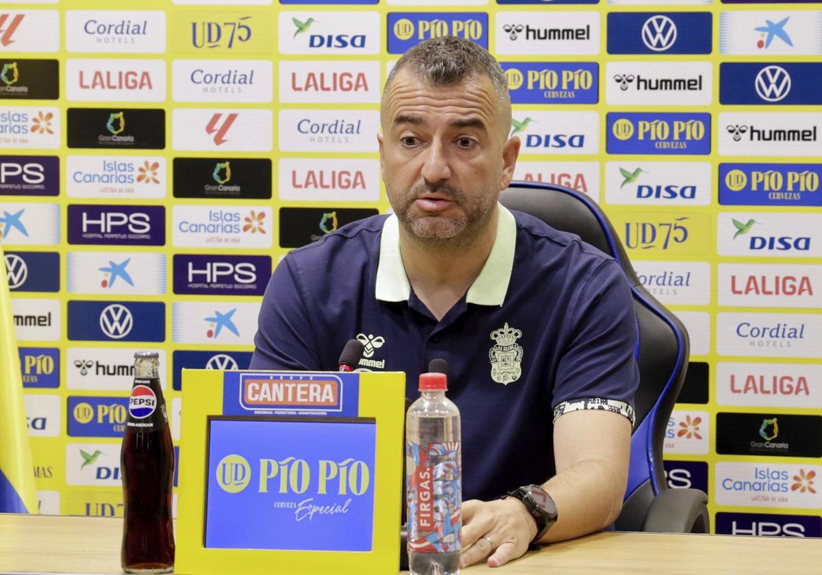 Diego Martínez ironiza sobre el supuesto fichaje de Javi Muñoz por el Valencia: «Bueno, pues que empiece el show, ¿no?»
