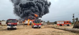 Los bomberos sofocando el incendio.