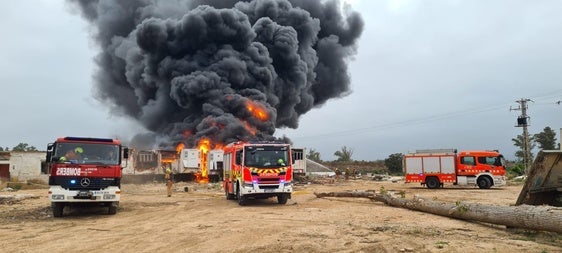 Los bomberos sofocando el incendio.