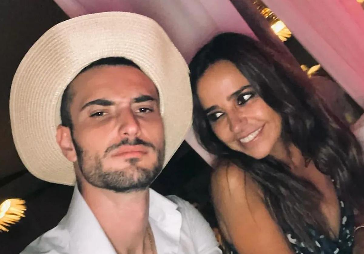El novio de Carmen Alcayde se hace pasar por la pareja de Laura Cuevas a su llegada a un hotel