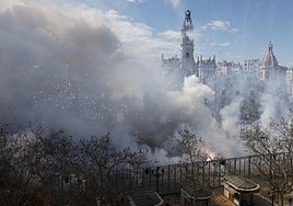 Mascletà en la plaza del Ayuntamiento de Valencia.