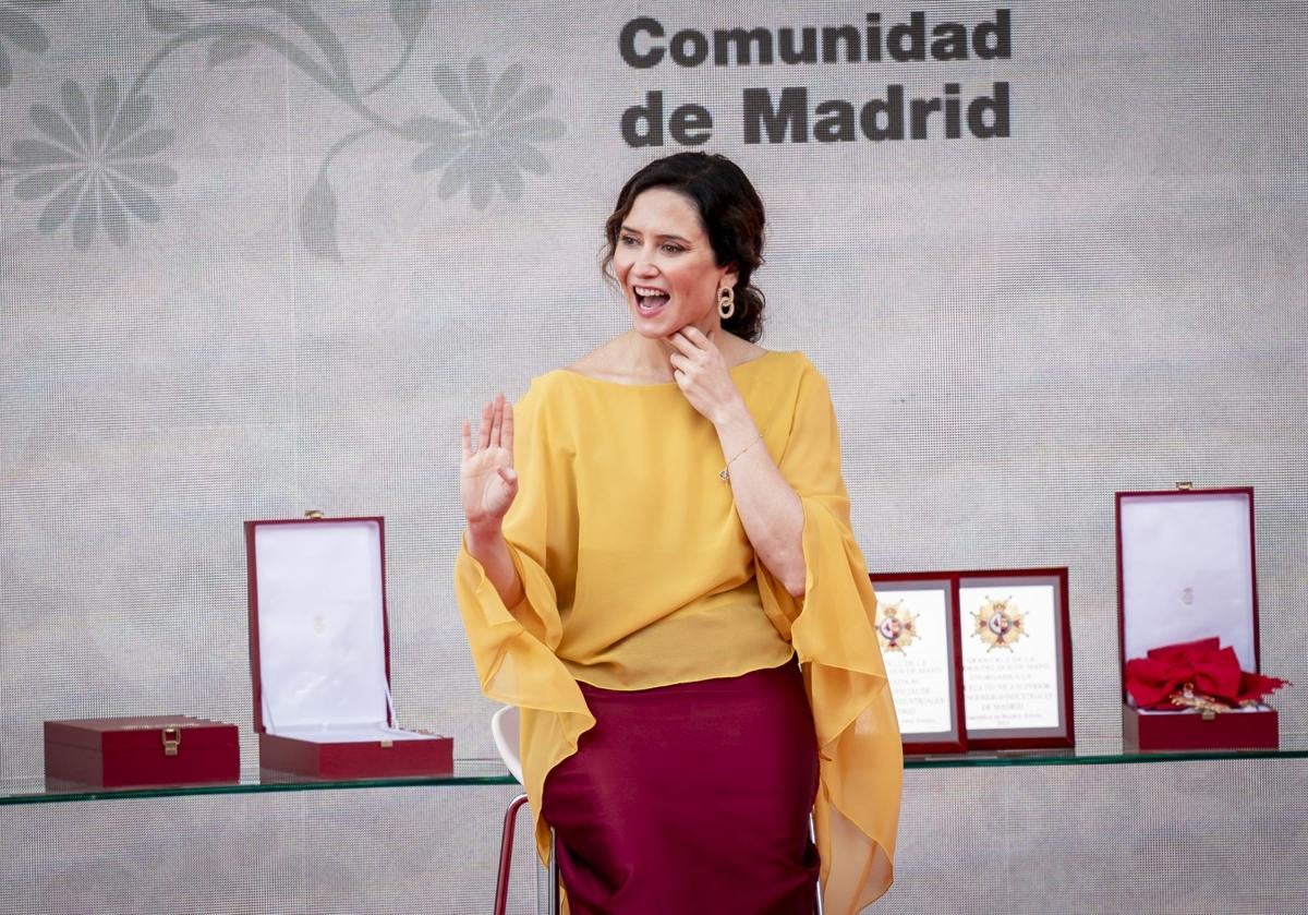 El look de Ayuso para celebrar el Dos de Mayo inspirado en la bandera de España
