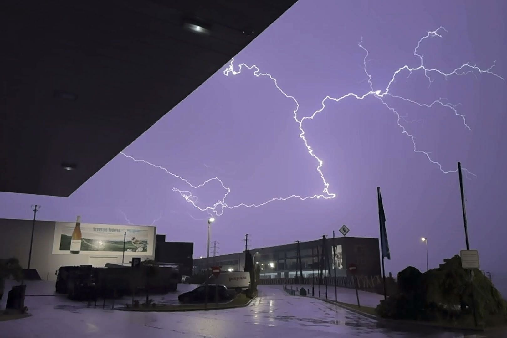 Aemet eleva el aviso a naranja por «chubascos y tormentas localmente fuertes» este viernes en Valencia