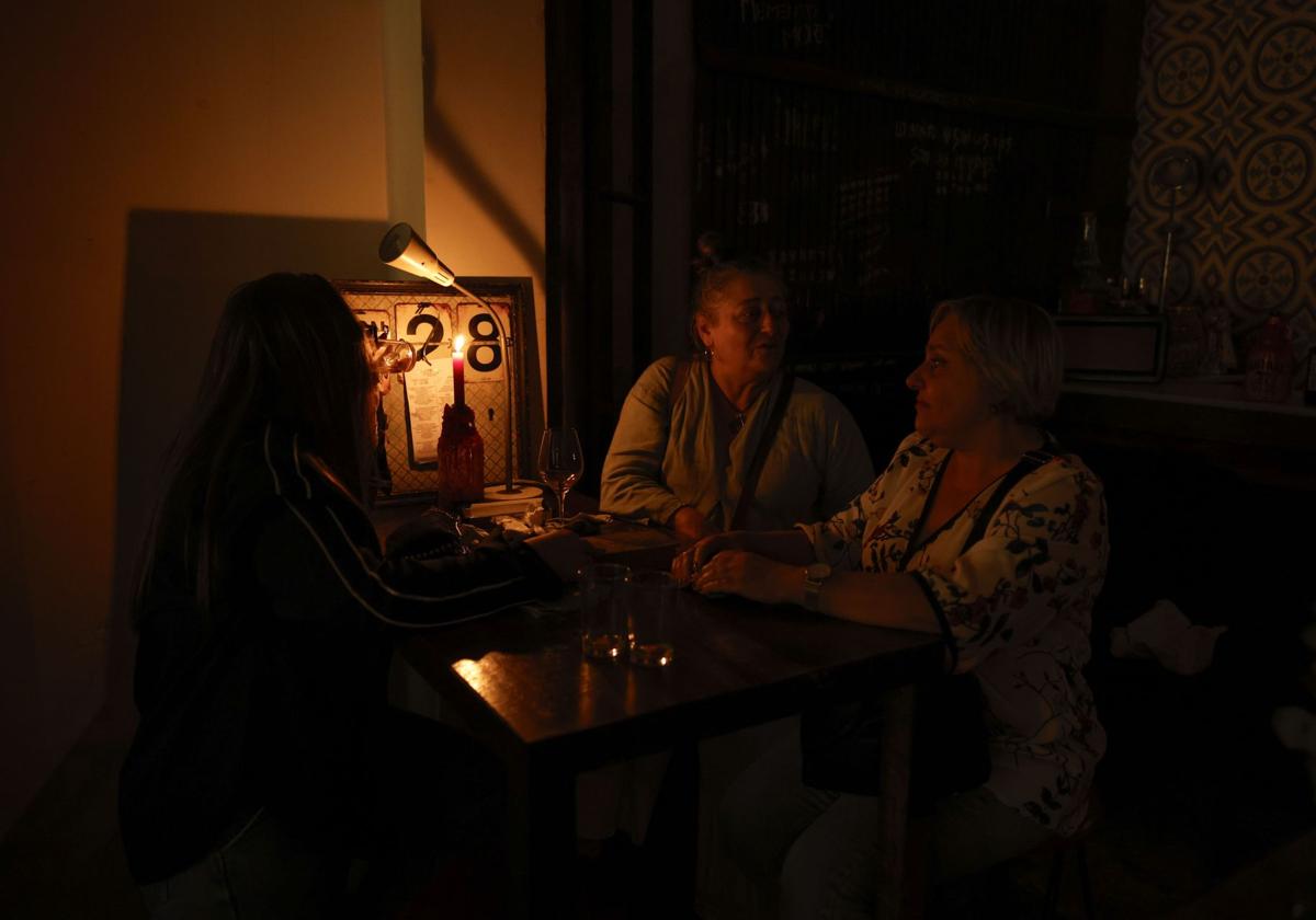 Otro apagón deja a más de 200 vecinos sin luz siete horas en Valencia