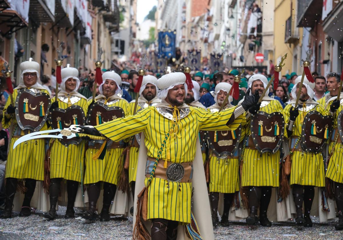 FOTOS | La fiesta de Moros y Cristianos llena el centro de Alcoy
