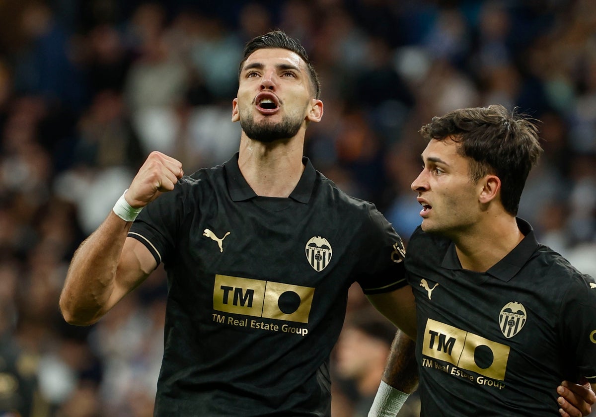 Rafa Mir vuelve al once inicial del Valencia y Barrenechea se queda fuera de la convocatoria