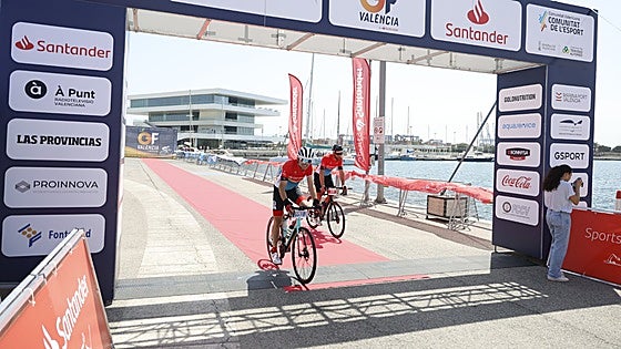 Miles de ciclistas toman la Marina de Valencia en el Gran Fondo más solidario frente a la dana