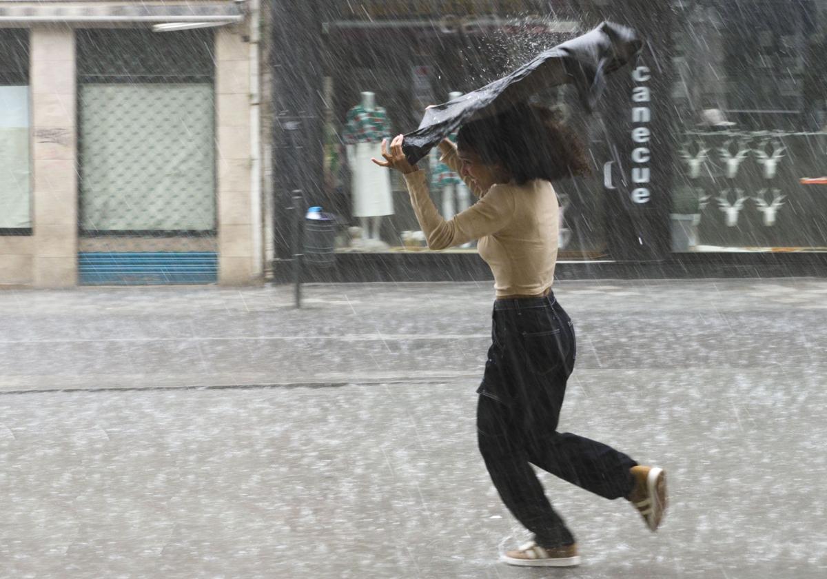 Aemet activa el aviso amarillo en Valencia y Alicante a partir de esta tarde y advierte de «chubascos localmente fuertes acompañados de granizo»