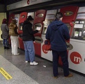 Gente sacando el bono del metro en una estación.