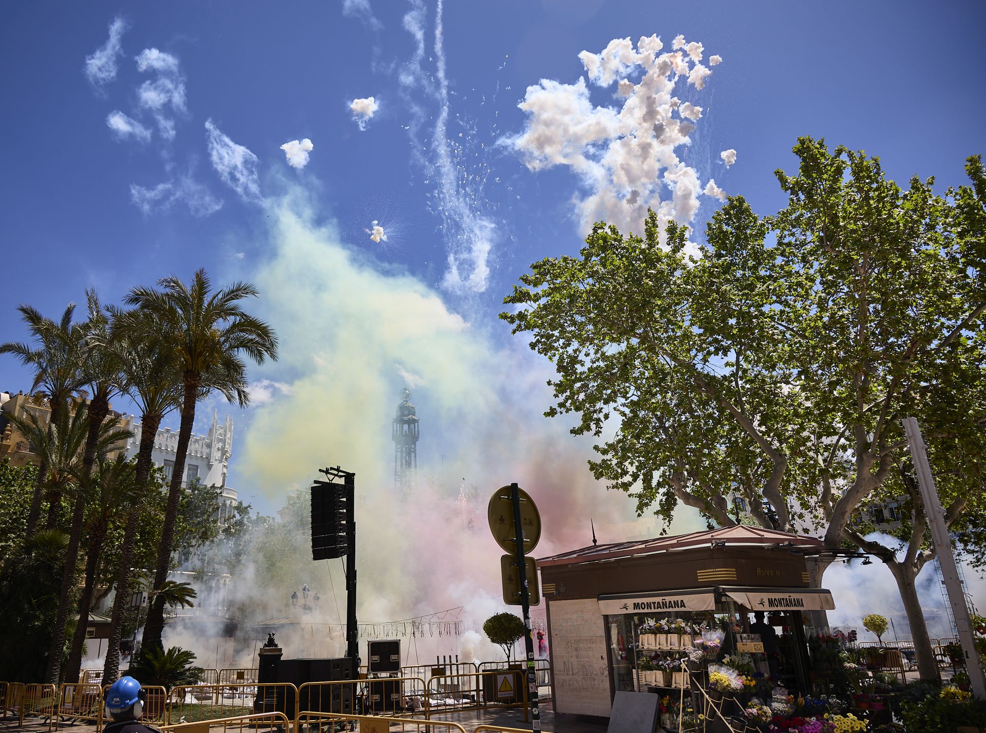FOTOS | Así ha sido la mascletà del domingo 4 de mayo por el Día de la Madre