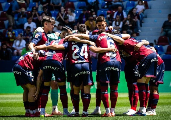 Los jugadores del Levante, antes del inicio del partido ante el Tenerife.