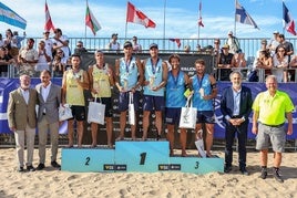 Alejandro y Javier, los hermanos Huerta, en lo más alto del podio, tras vencer en el Futures Internacional de vóley playa de Valencia.