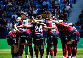 El Levante se conjura antes de empezar el partido ante el Tenerife.
