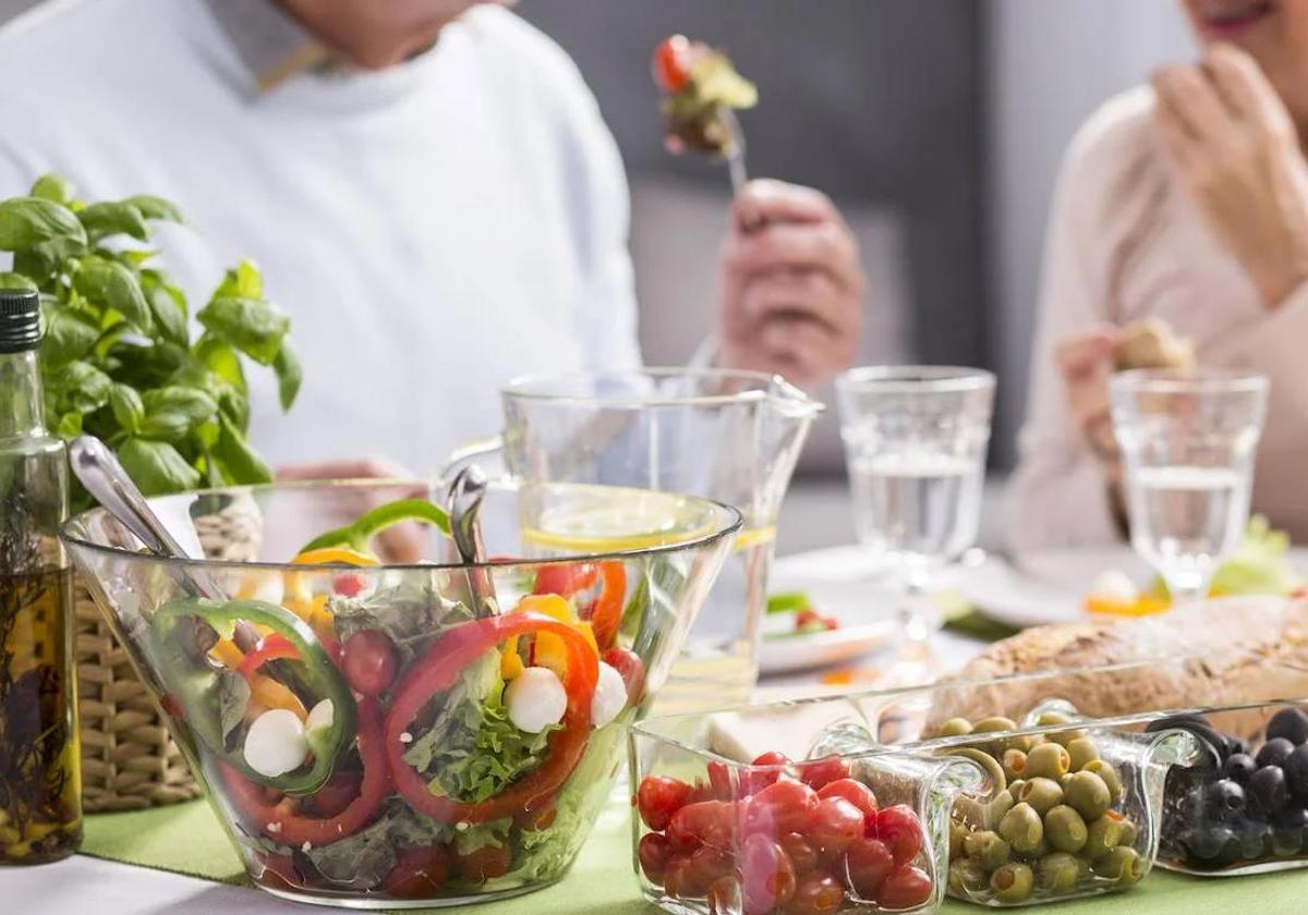 El truco para evitar los antojos y no pasarse el día picando entre horas
