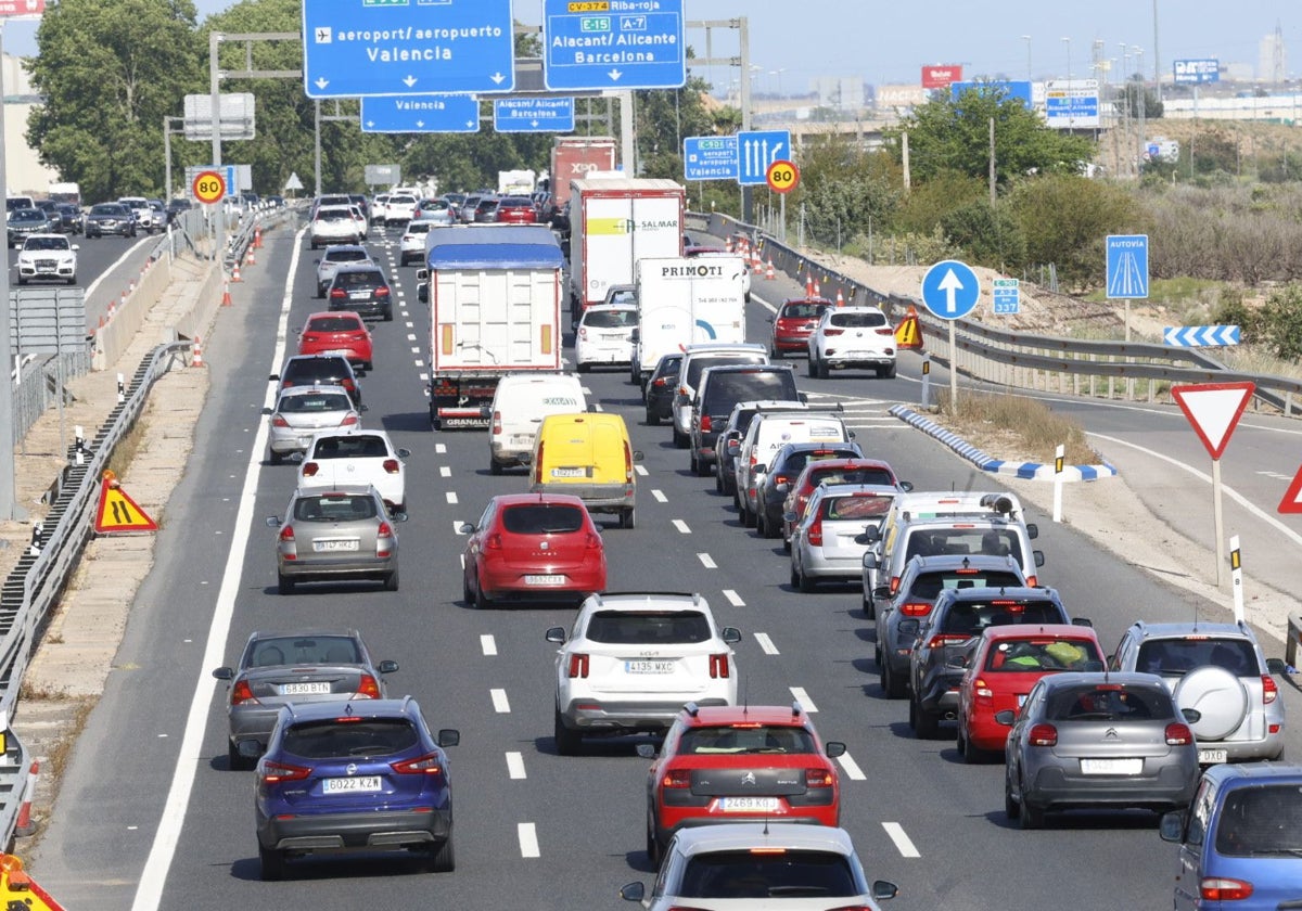 El retorno tras el puente deja colas de casi 20 kilómetros en las carreteras de Valencia