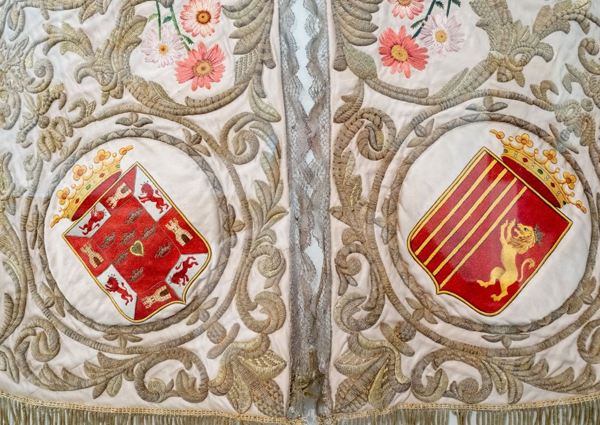 Imagen secundaria 1 - Detalle de la cartela interior del manto de solidaridad; detalles del manto de la riada regalado por las ciudades de Murcia y Zaragoza.