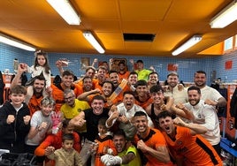 El equipo del Torrent CF celebra una victoria.