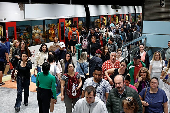 El Consell reparte más de 200.000 tarjetas de transporte gratuito a los afectados por la dana
