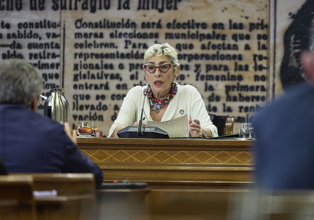 La operadora de Sistemas y Documentalista del SAIH de la Confederación Hidrográfica del Júcar, Carmen González, en el Senado.