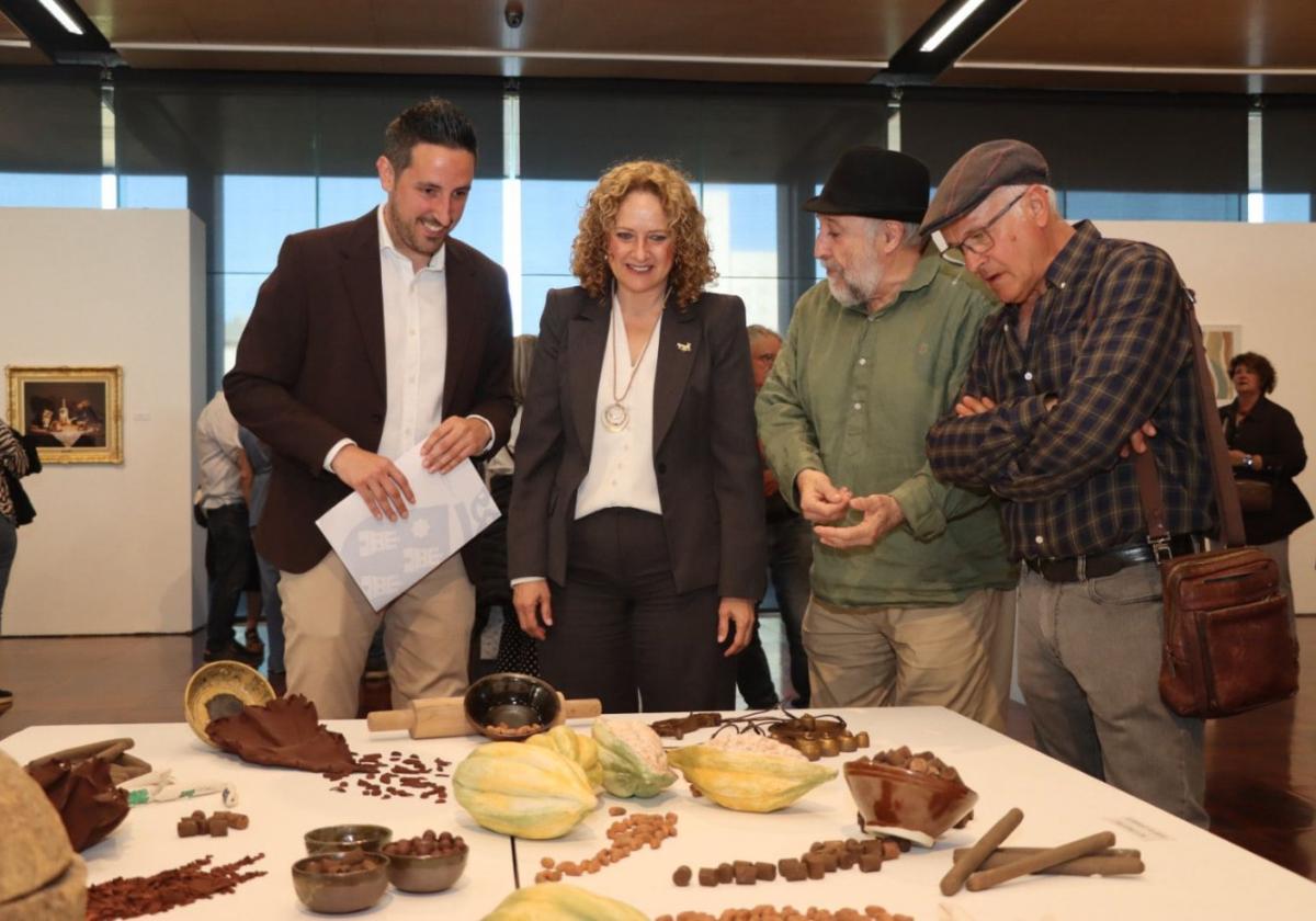 La exposición 'Ese oscuro objeto del deseo' homenajea a la tradición chocolatera