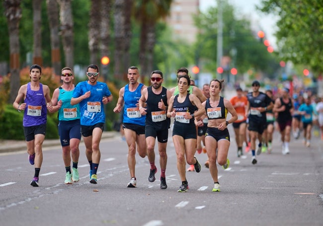 Competidores durante la Carrera de las Empresas Valencia 2025.