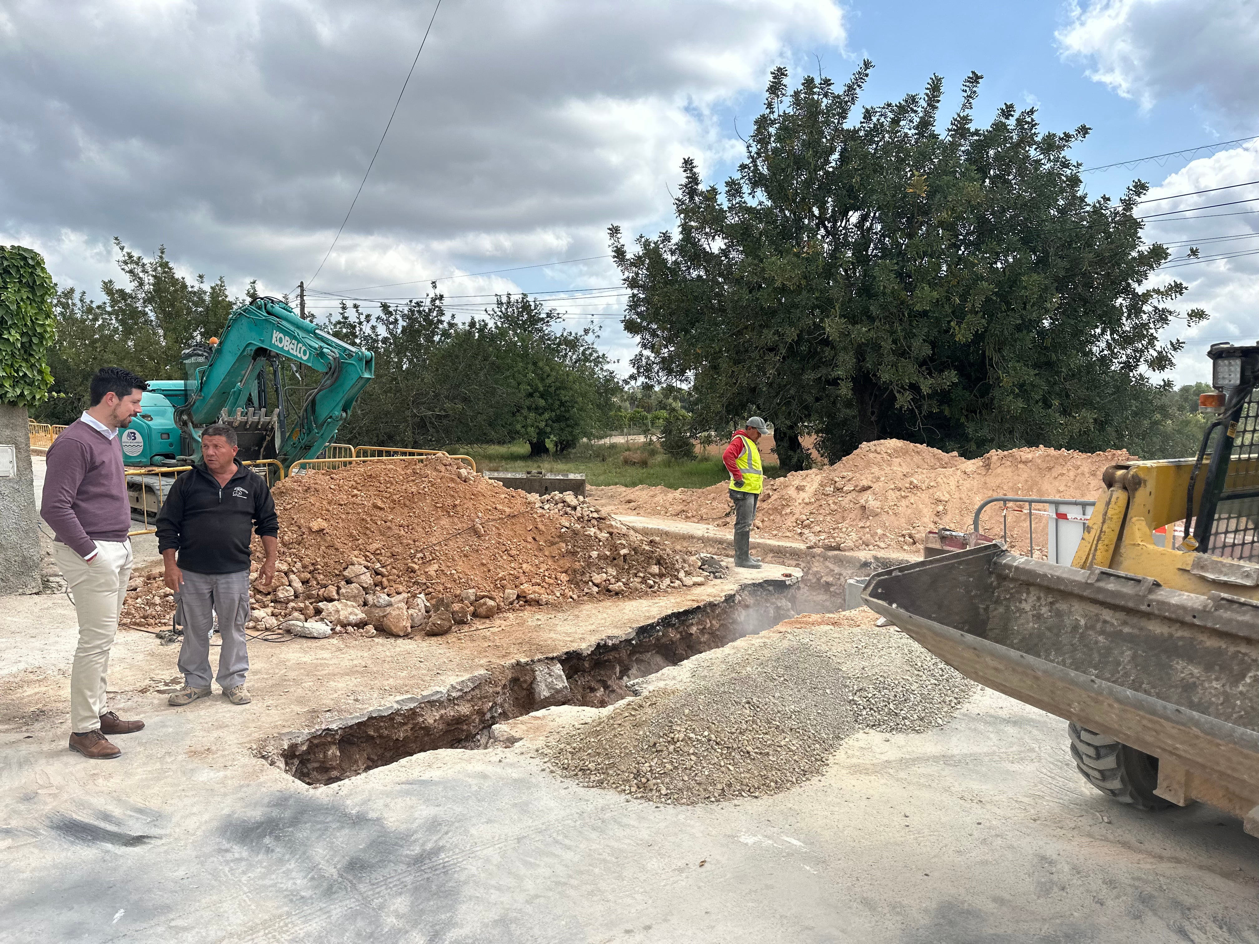 Avanzan las obras del colector de la zona norte de la Pobla de Vallbona para mejorar la red de saneamiento de las urbanizaciones