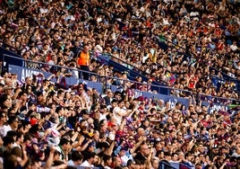 La afición del Levante durante un partido.