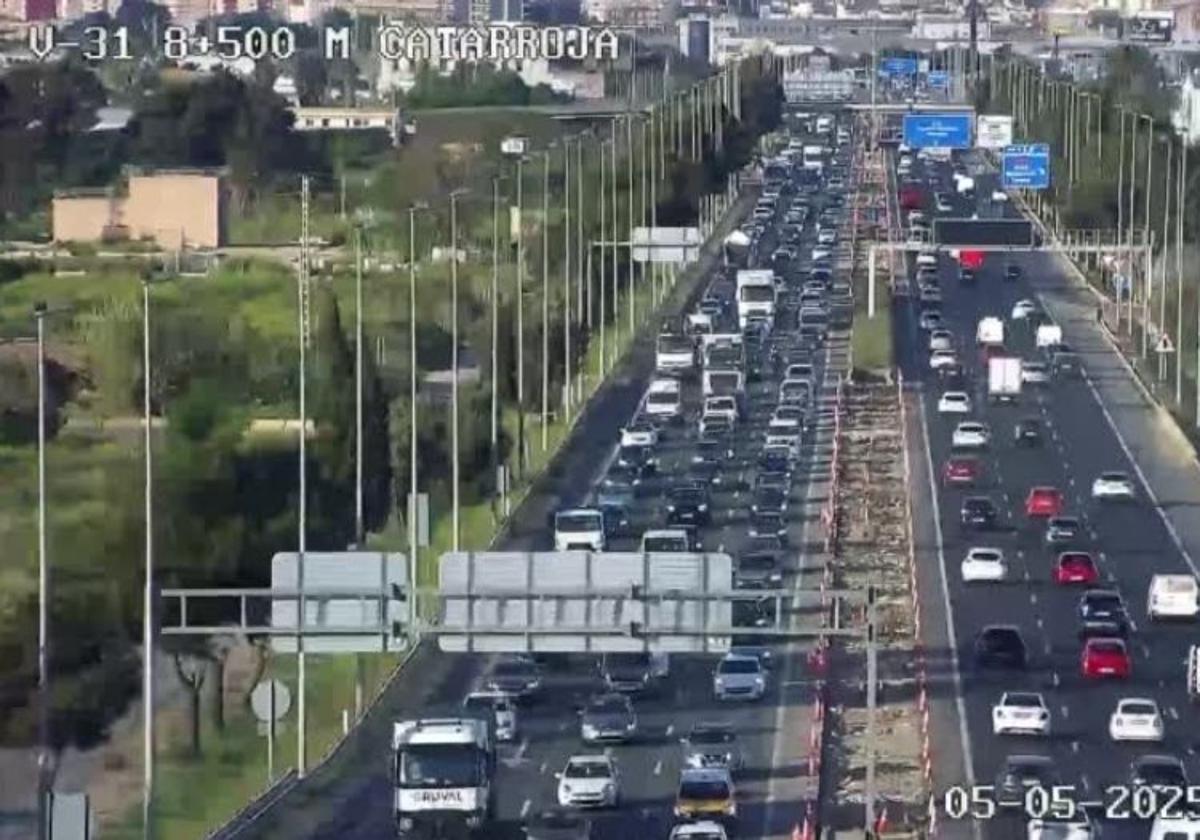 Varios accidentes colapsan la A-7 y la Pista de Silla este lunes: consulta la situación en las carreteras