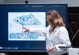 La alcaldesa de Valencia, María José Catalá, mostrando el proyecto de ampliación del Bioparc.
