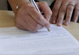Firma de un contrato de trabajo.