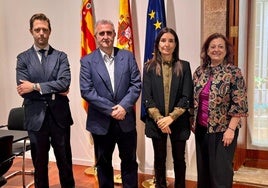 La consellera, Ruth Merino, con los representantes de los colegios profesional.