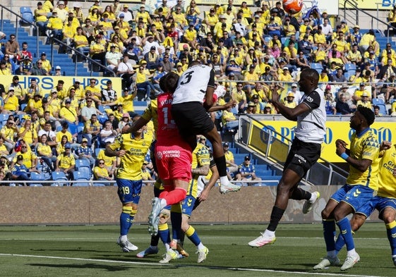Una acción de ataque valencianista en el partido contra Las Palmas.