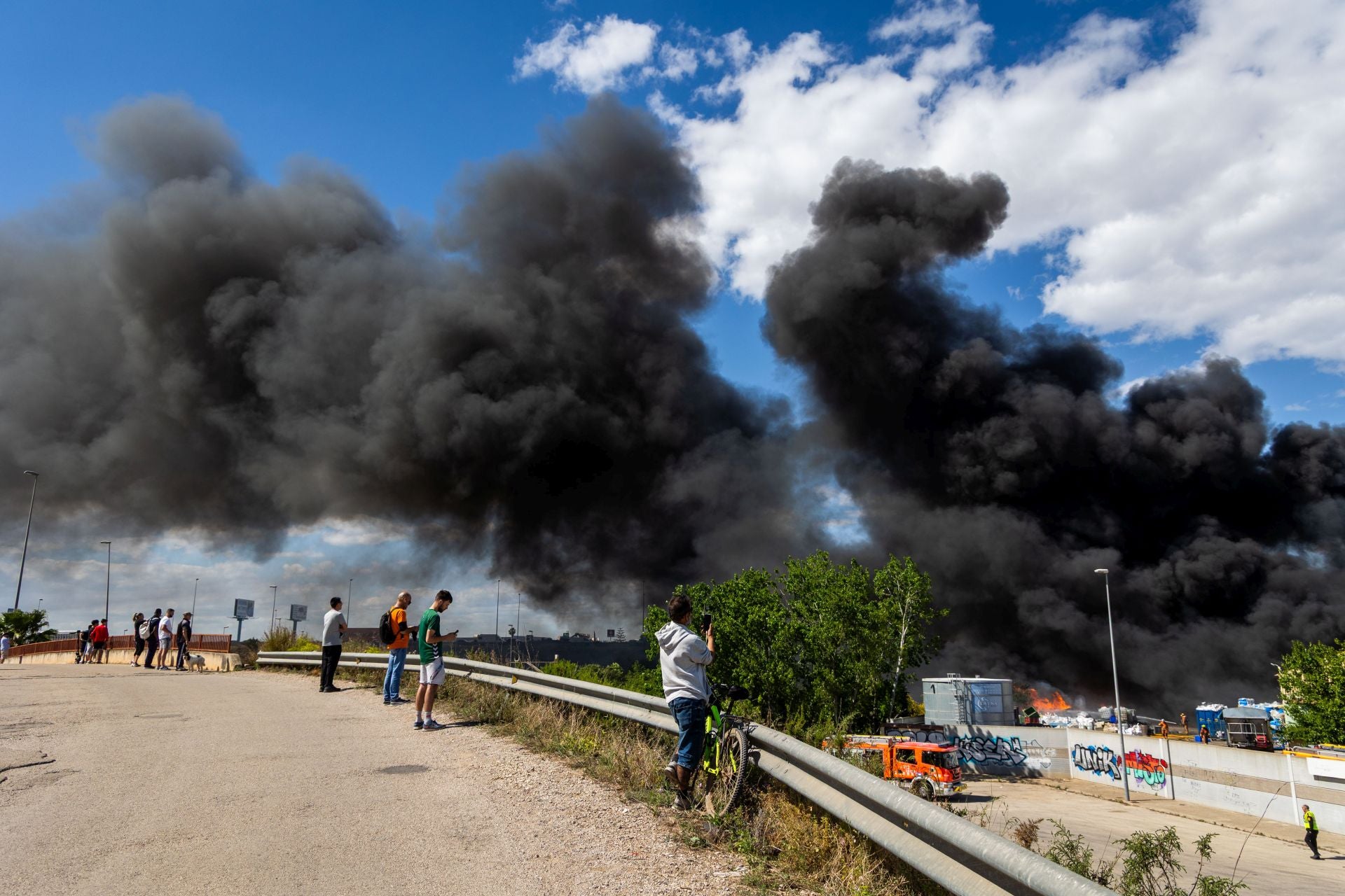 FOTOS | Incendio de una empresa de residuos en Silla
