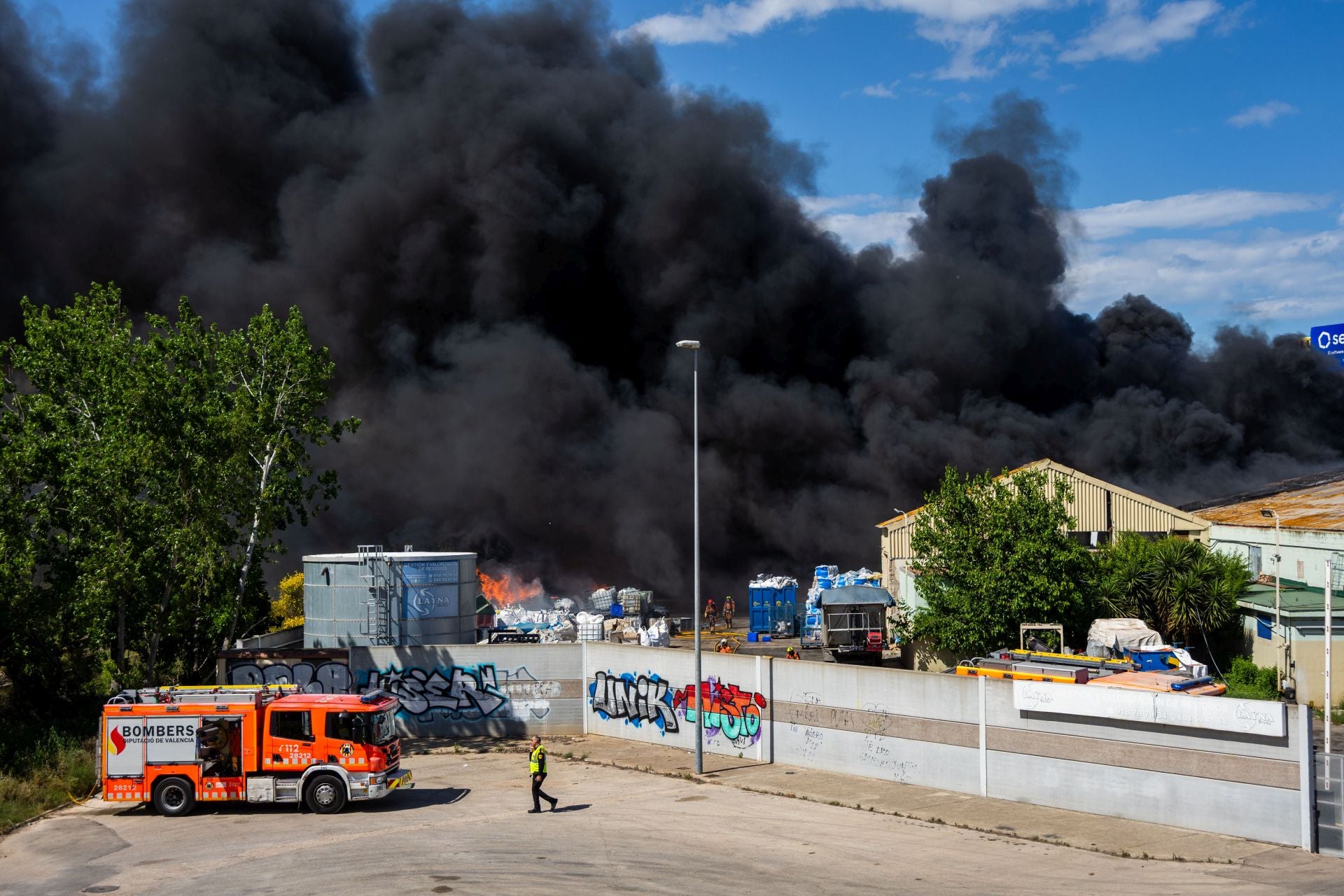 FOTOS | Incendio de una empresa de residuos en Silla