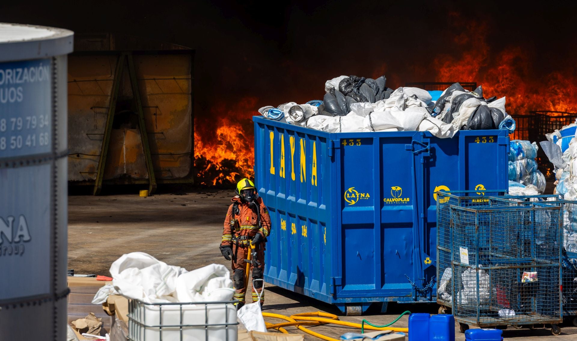 FOTOS | Incendio de una empresa de residuos en Silla