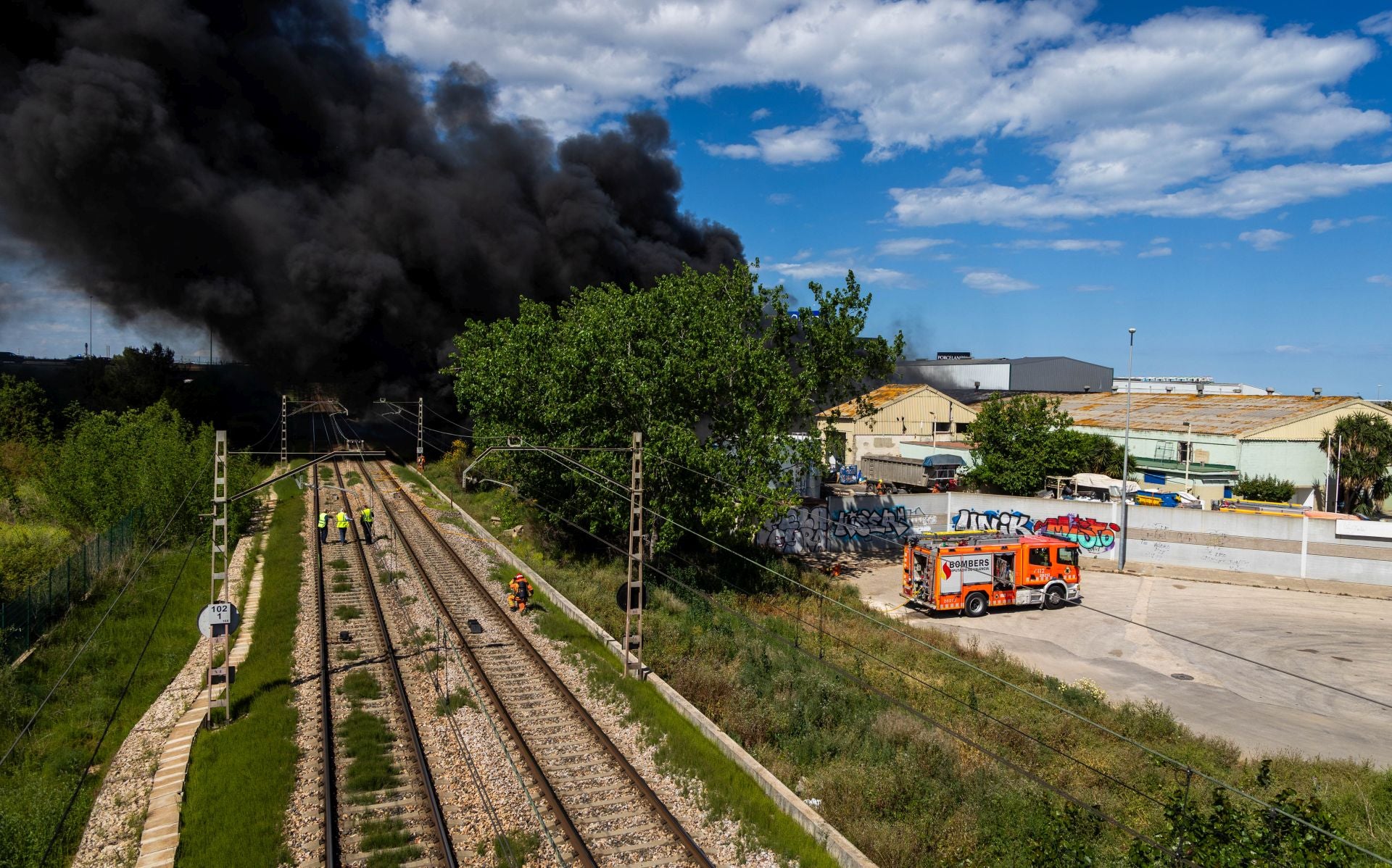 FOTOS | Incendio de una empresa de residuos en Silla