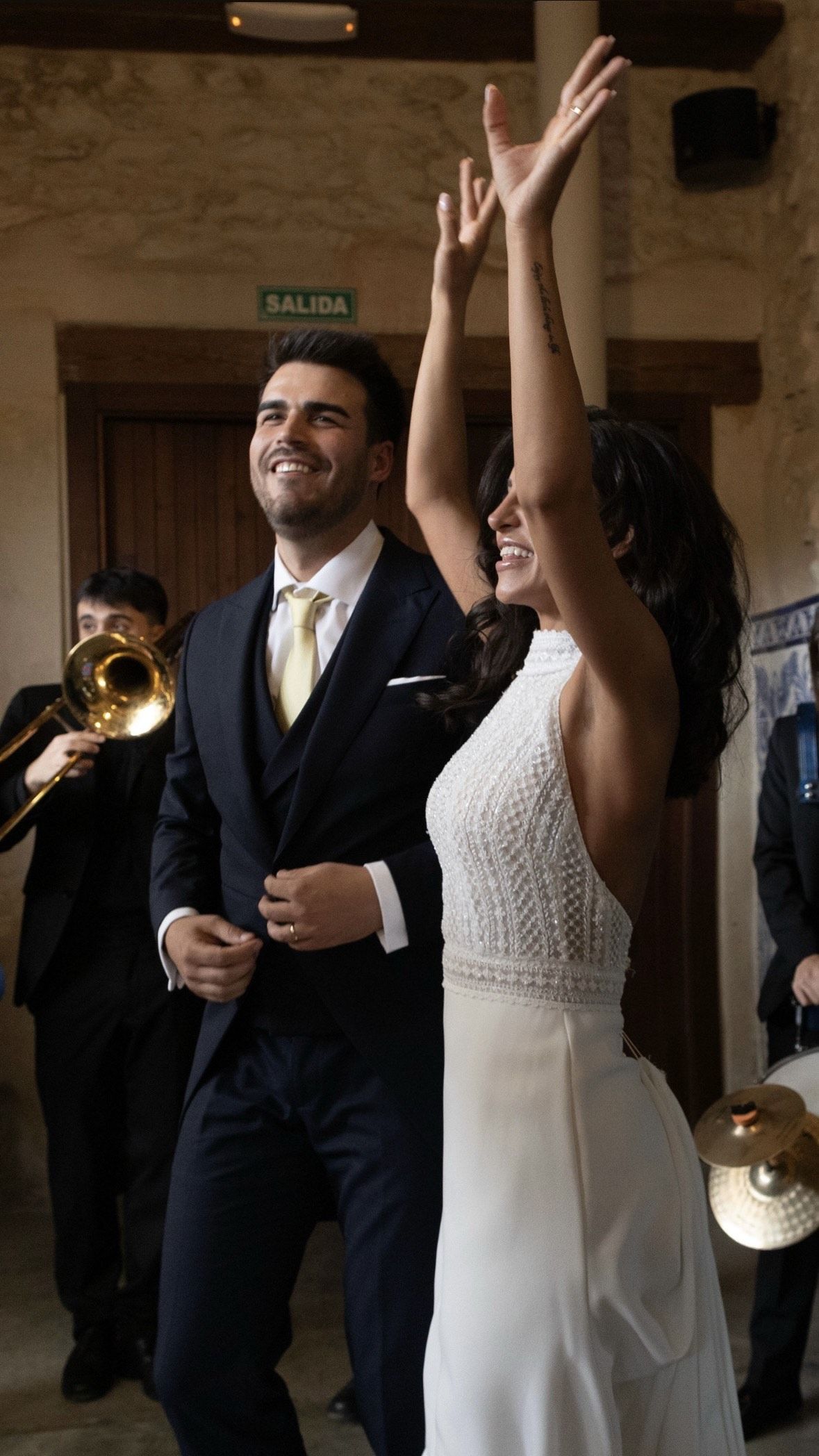 Los novios disfrutaron durante toda la celebración, que estuvo acompañada de una charanga.