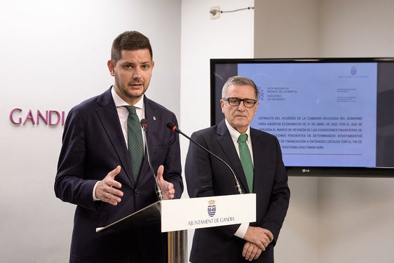 El alcalde junto al concejal de Hacienda.