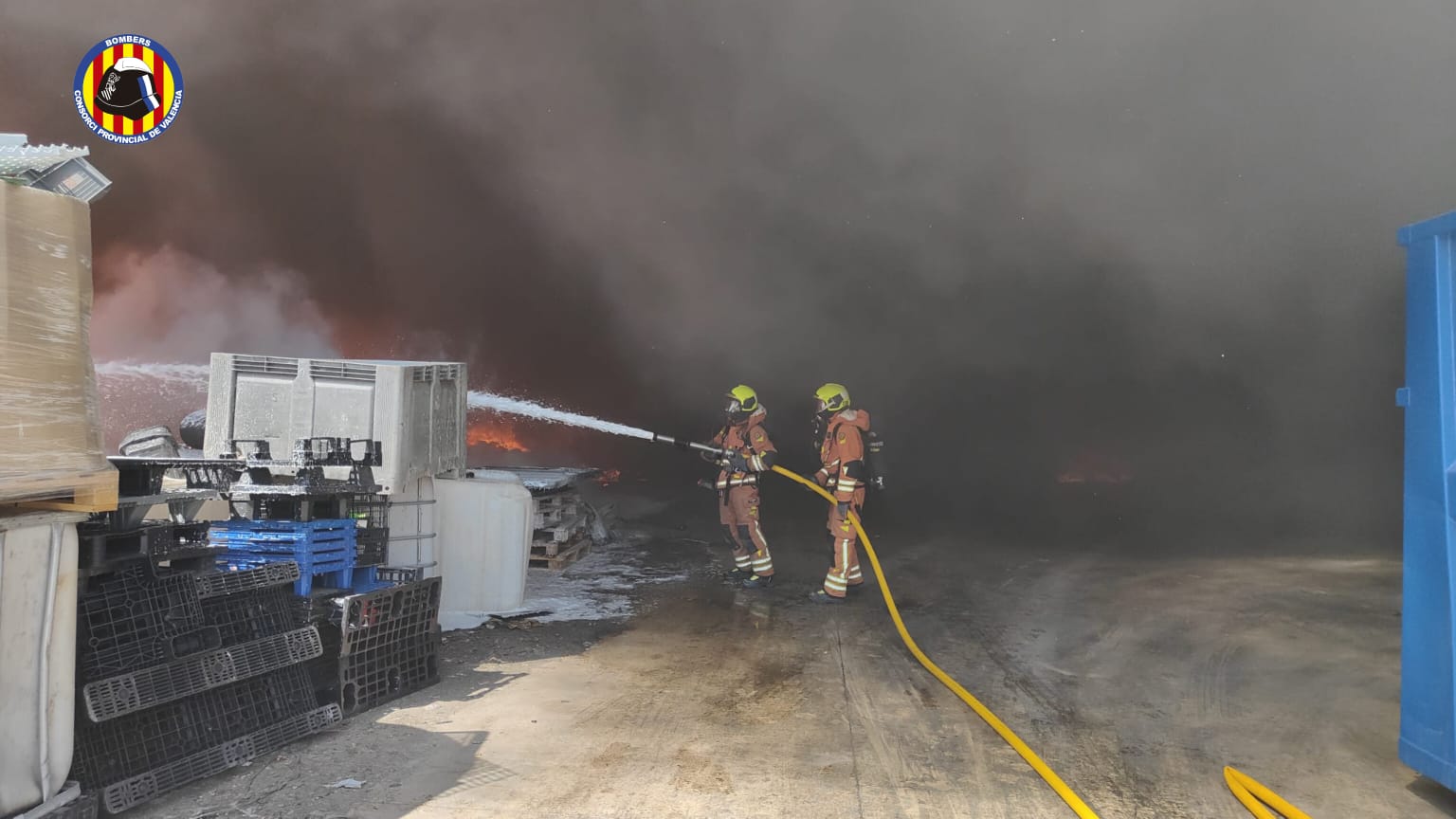 Imagen secundaria 1 - Imágenes de las labores de extinción de las distintas dotaciones de bomberos.