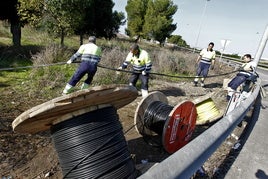 Operarios reponen el cobre tras un robo.