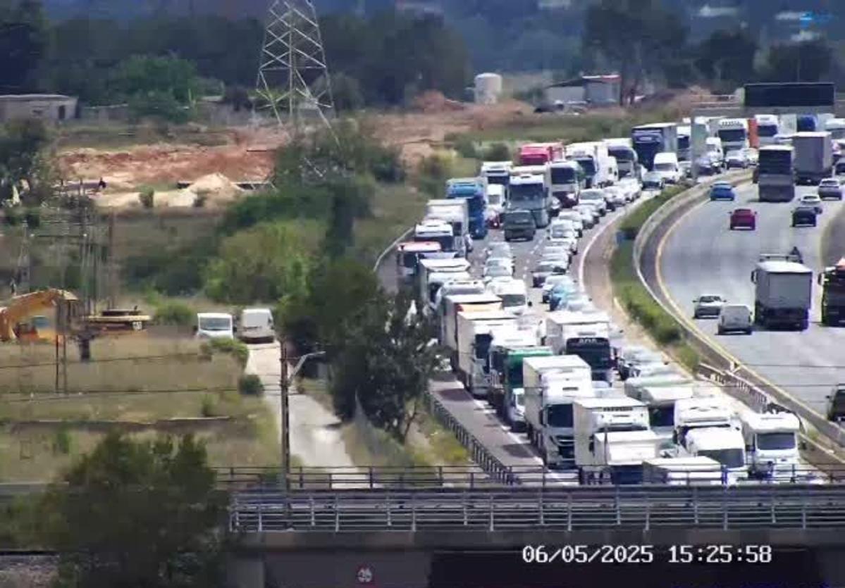 Un accidente provoca varios kilómetros de retenciones en el by-pass