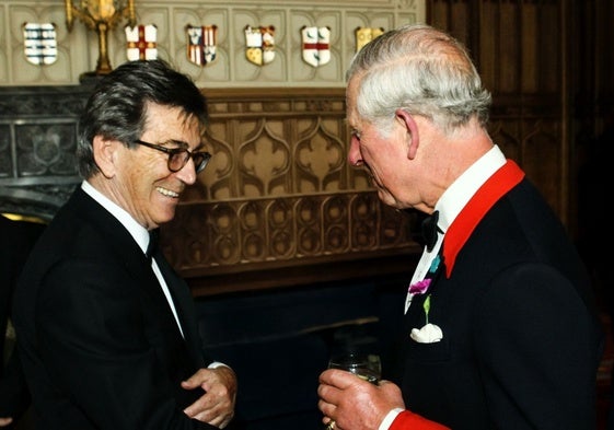 Héctor Colonques, presidente de Porcelanosa Grupo, y el entonces príncipe de Gales, en una cena de gala celebrada en el castillo de Windsor en 2016.