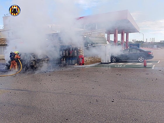 Una gasolinera sufre un incendio en Beneixida al propagarse el fuego de un vehículo averiado