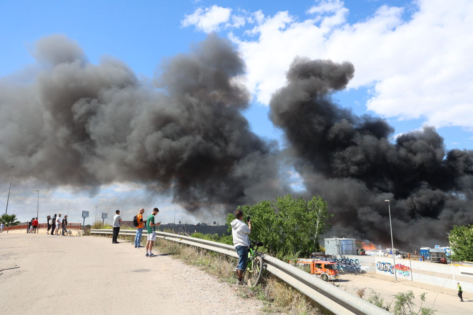 FOTOS | Incendio de una empresa de residuos en Silla
