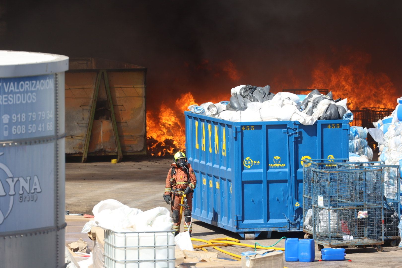 FOTOS | Incendio de una empresa de residuos en Silla