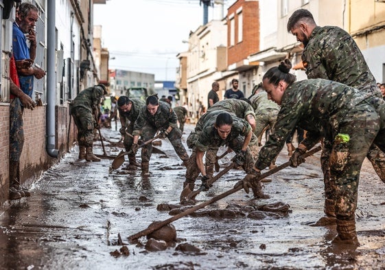 Militares limpiando en las calles de Requena tras el paso de la dana.