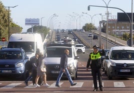 Un agente de la Policía Local de Valencia dirigiendo el tráfico durante el apagón.